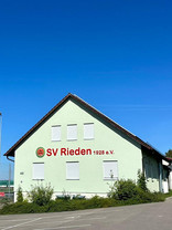 Zu sehen ist die Vorderansicht des Vereinsheimgebäudes des SV Rieden